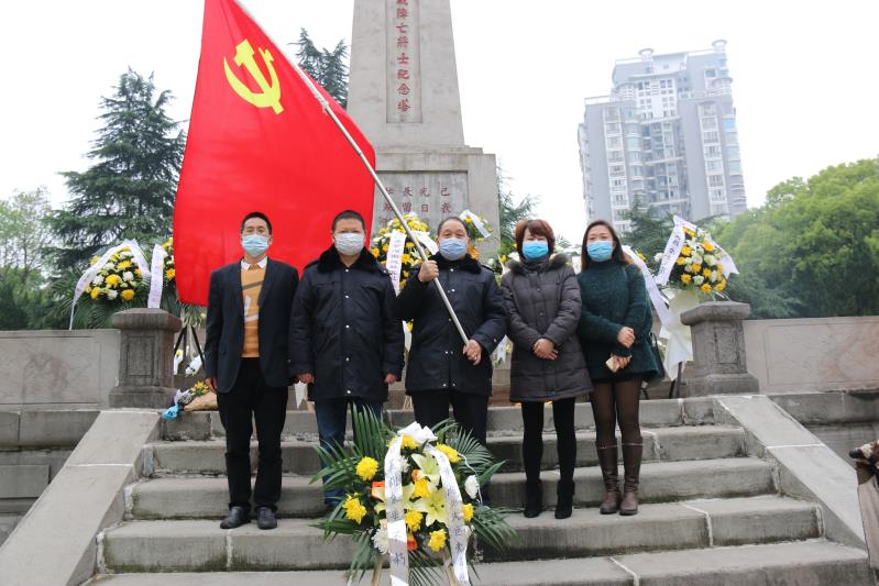 湘北汽運黨支部主題黨日活動，緬懷抗日英烈，祭掃墓地，敬獻花籃。