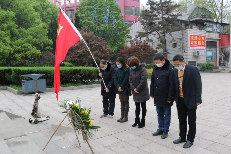 湘北汽運黨支部主題黨日活動，緬懷抗日英烈，祭掃墓地，敬獻花籃。
